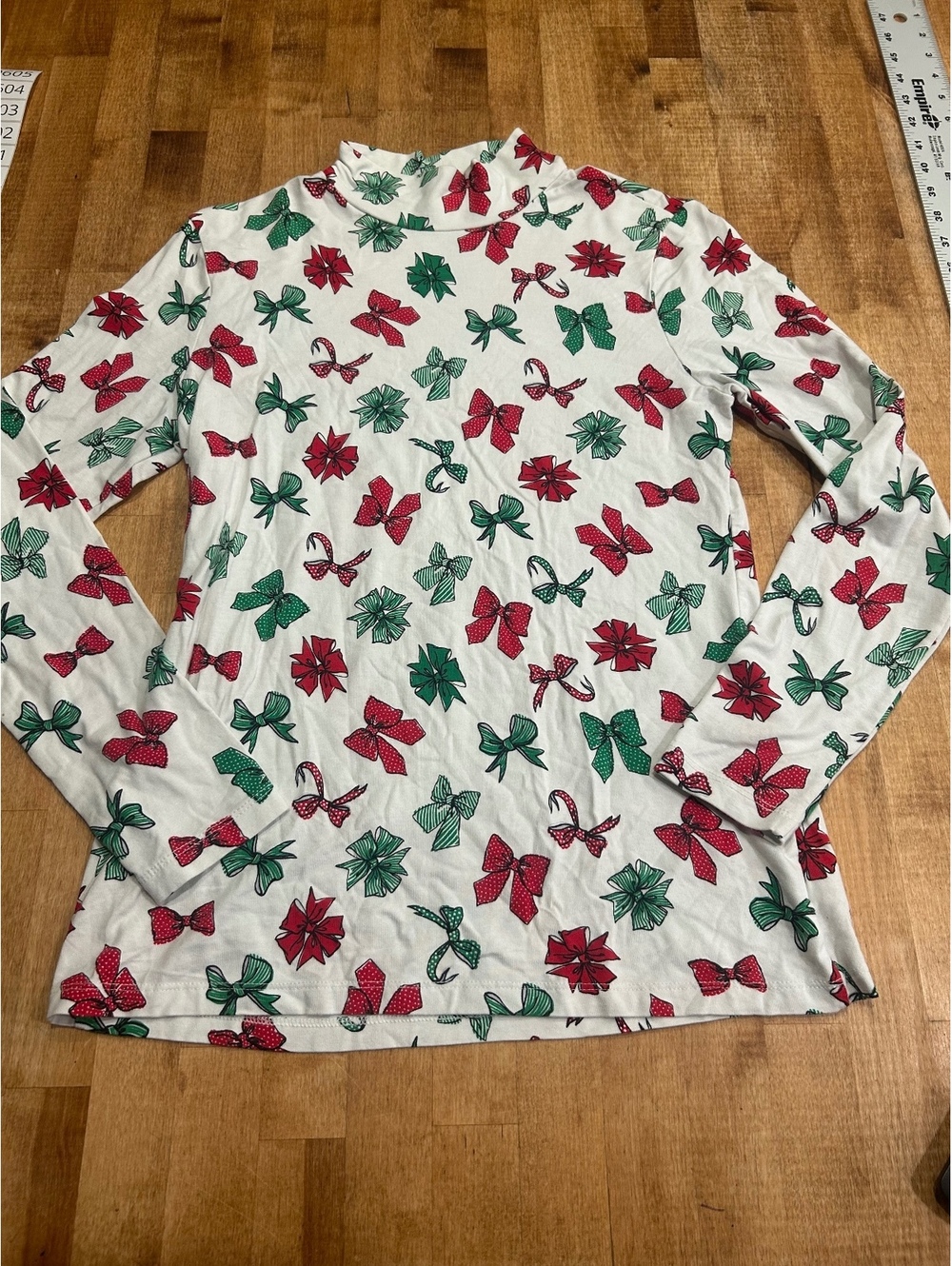 Time and Tru Medium Long Sleeve Holiday Bow Print Shirt